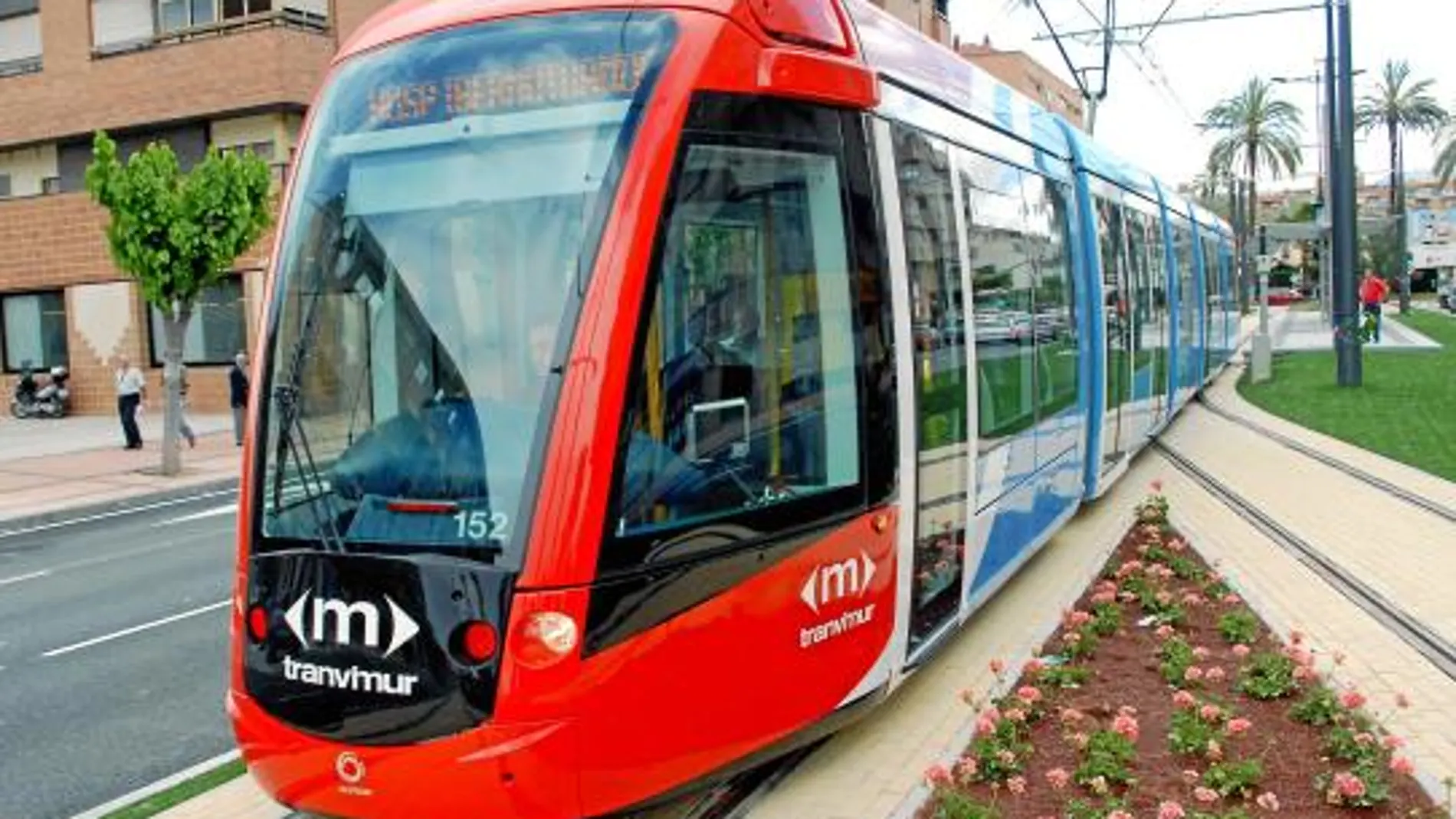 El tranvía de Murcia en su recorrido por el tramo experimental a la altura del centro de ocio ZigZagCity