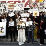 Trabajadores de Iberia convocados por la plataforma "Iberia se moviliza los lunes al sol", se concentran frente a la sede social de la compañía.