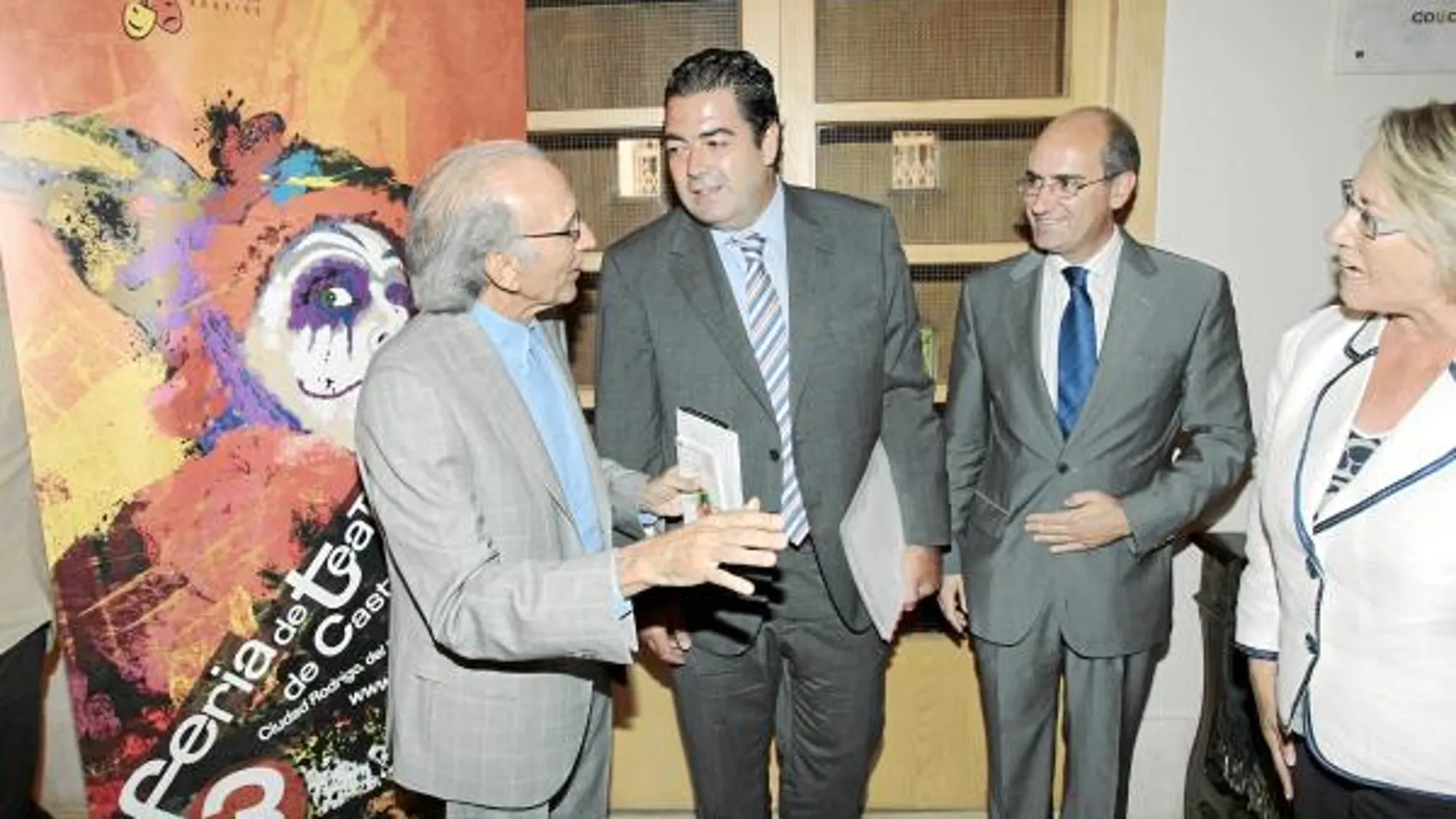 El dramaturgo José Luis Alonso junto a Alberto Gutiérrez Alberca, Javier Iglesias e Isabel Jiménez