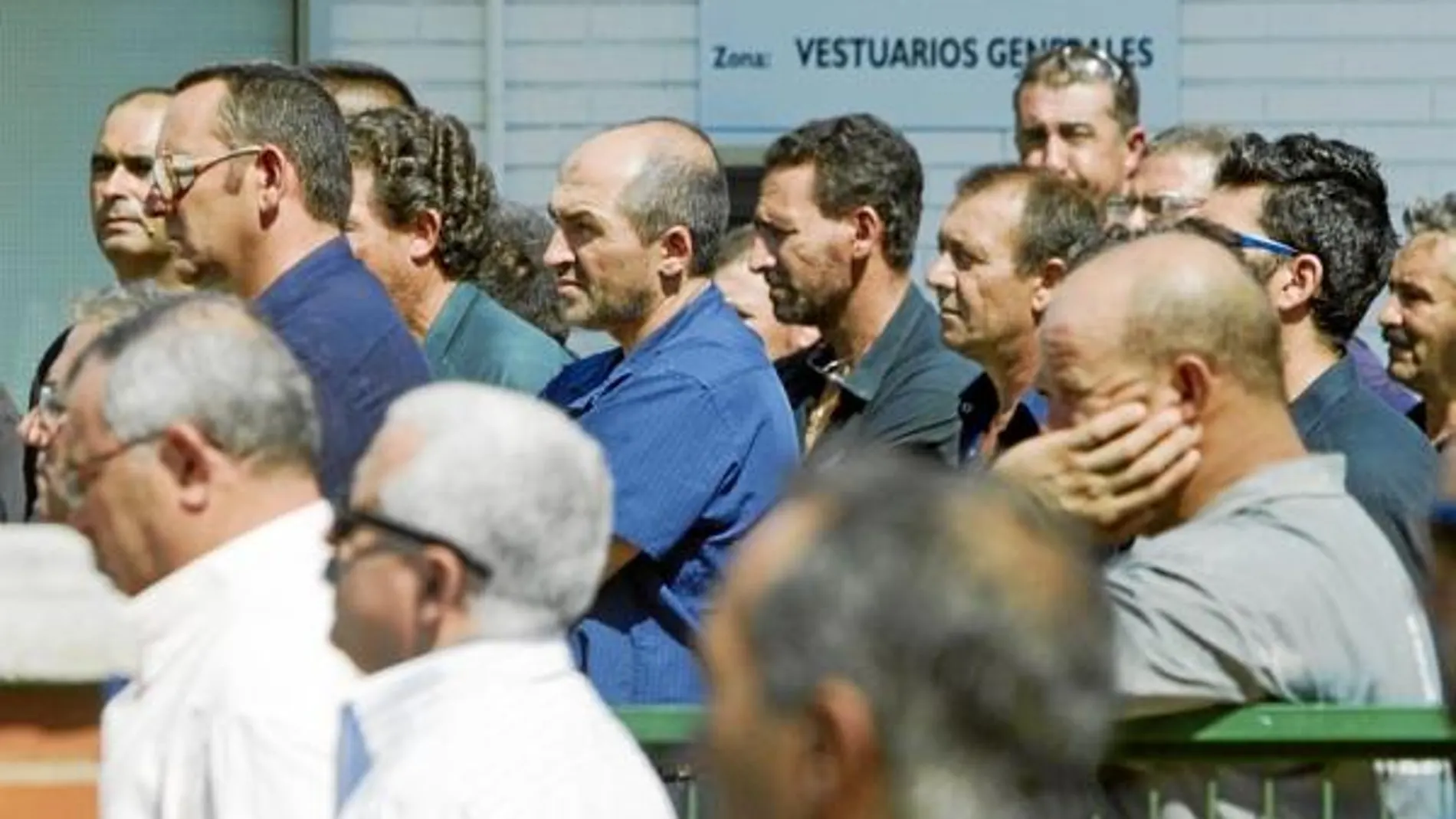 Unos 200 trabajadores de la factoría participaron ayer en una concentración silenciosa como homenaje a los dos fallecidos