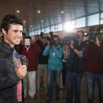 El triatleta Javier Gómez Noya, a su llegada al aeropuerto de Peinador, en Vigo, tras haberse proclamado campeón del mundo de triatlón por quinta vez