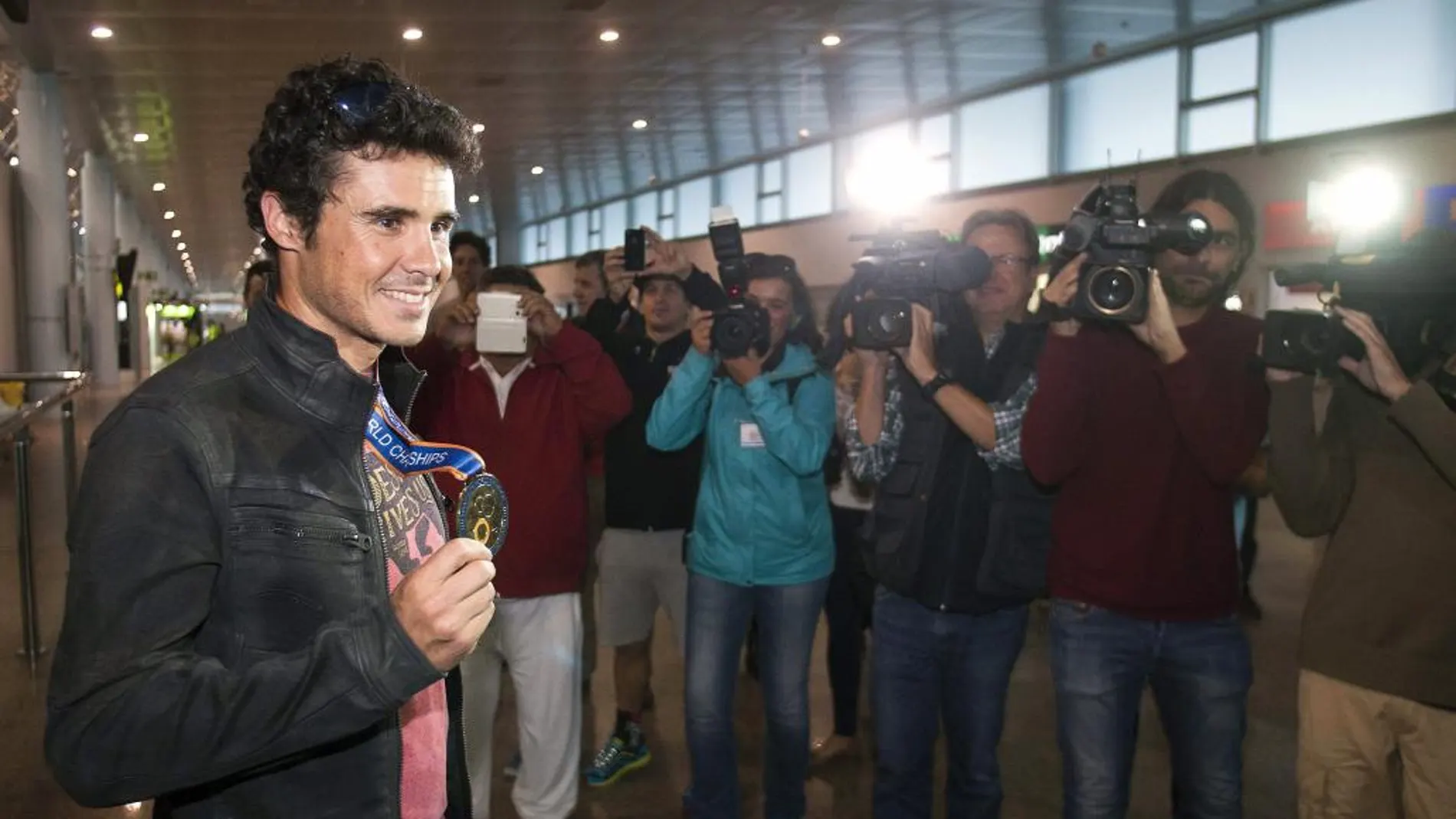 El triatleta Javier Gómez Noya, a su llegada al aeropuerto de Peinador, en Vigo, tras haberse proclamado campeón del mundo de triatlón por quinta vez