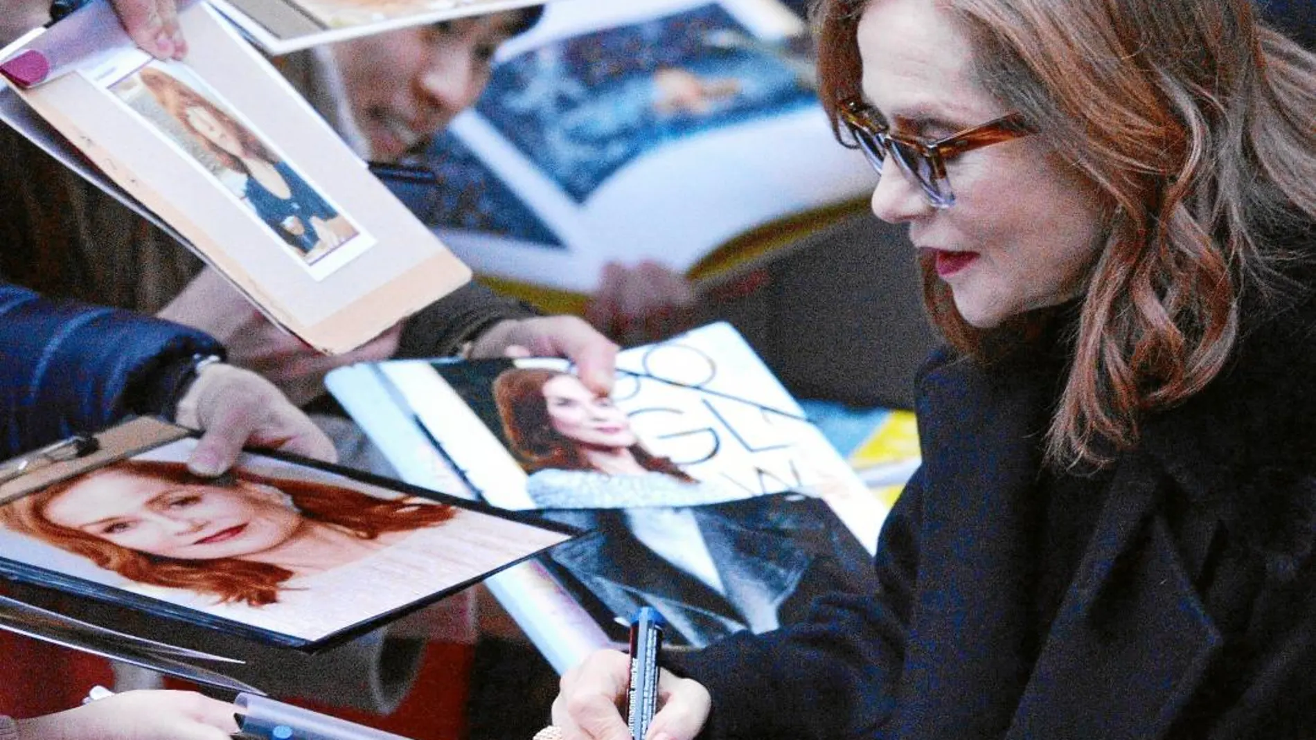 La intérprete francesa Isabelle Huppert firma autógrafos, ayer a su llegada al Festival de Berlín