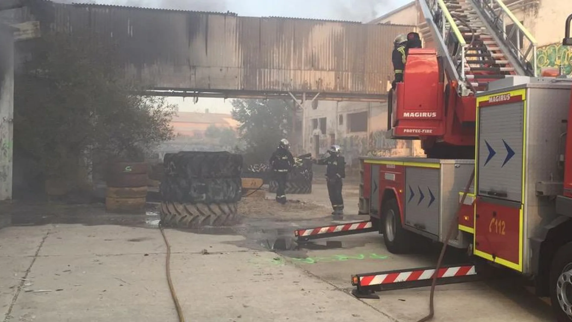 Loa bomberos tratan de extinguir el fuego en el que no ha habido víctimas