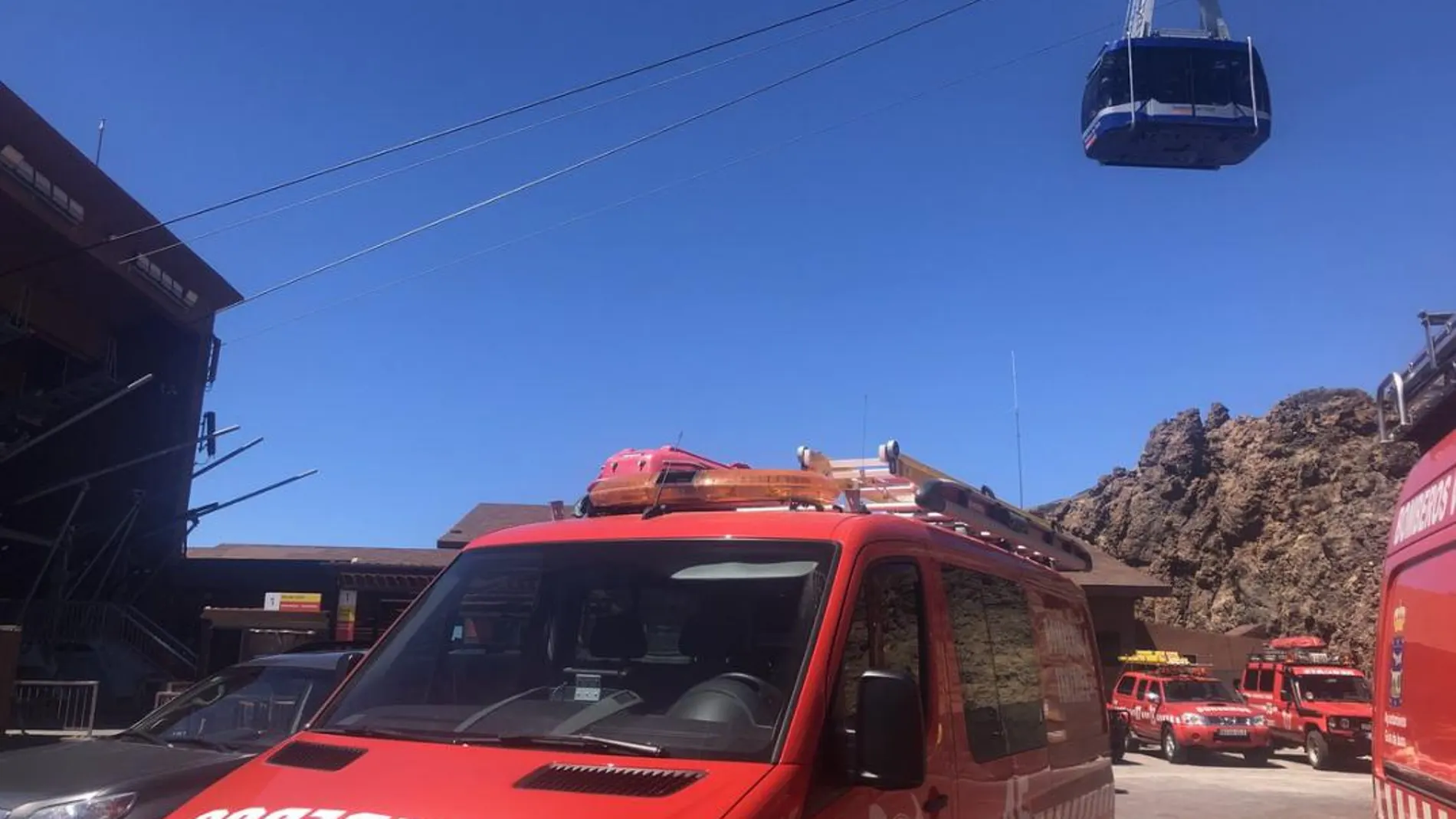 Los bomberos en la base del Teide/Foto: @BomberosTf
