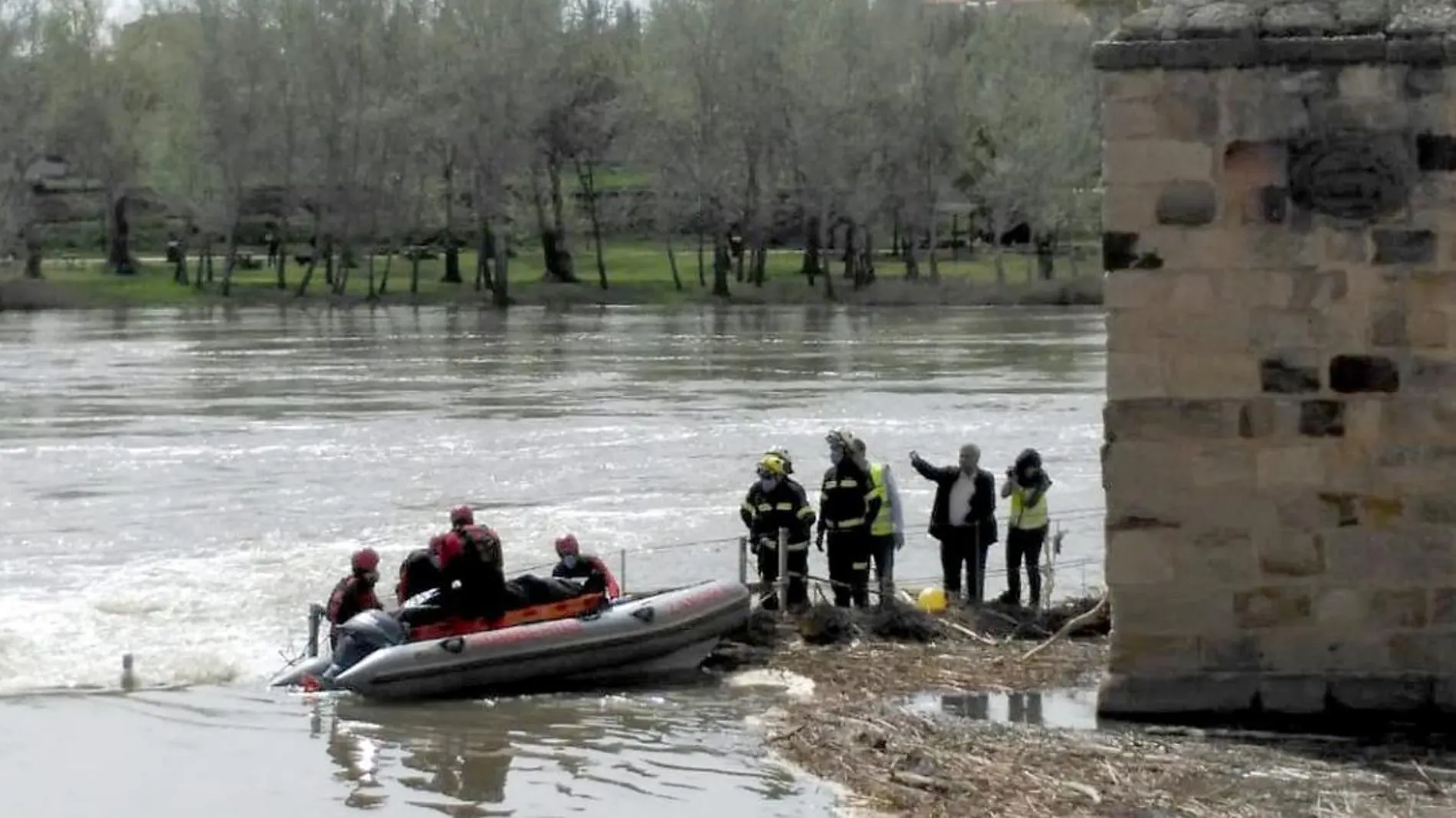 Los Bomberos de Zamora realizan labores de búsqueda en el río Duero