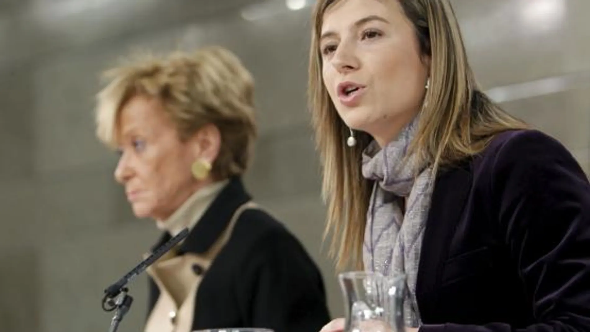 Las menores de 16 también se «ponen tetas» sin permiso paterno destaca Aído