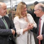 La consejera Pilar del Olmo saluda al ministro Montoro en presencia del director general de Presupuestos y Estadística de la Junta, José Armando Baeta, ayer en Madrid