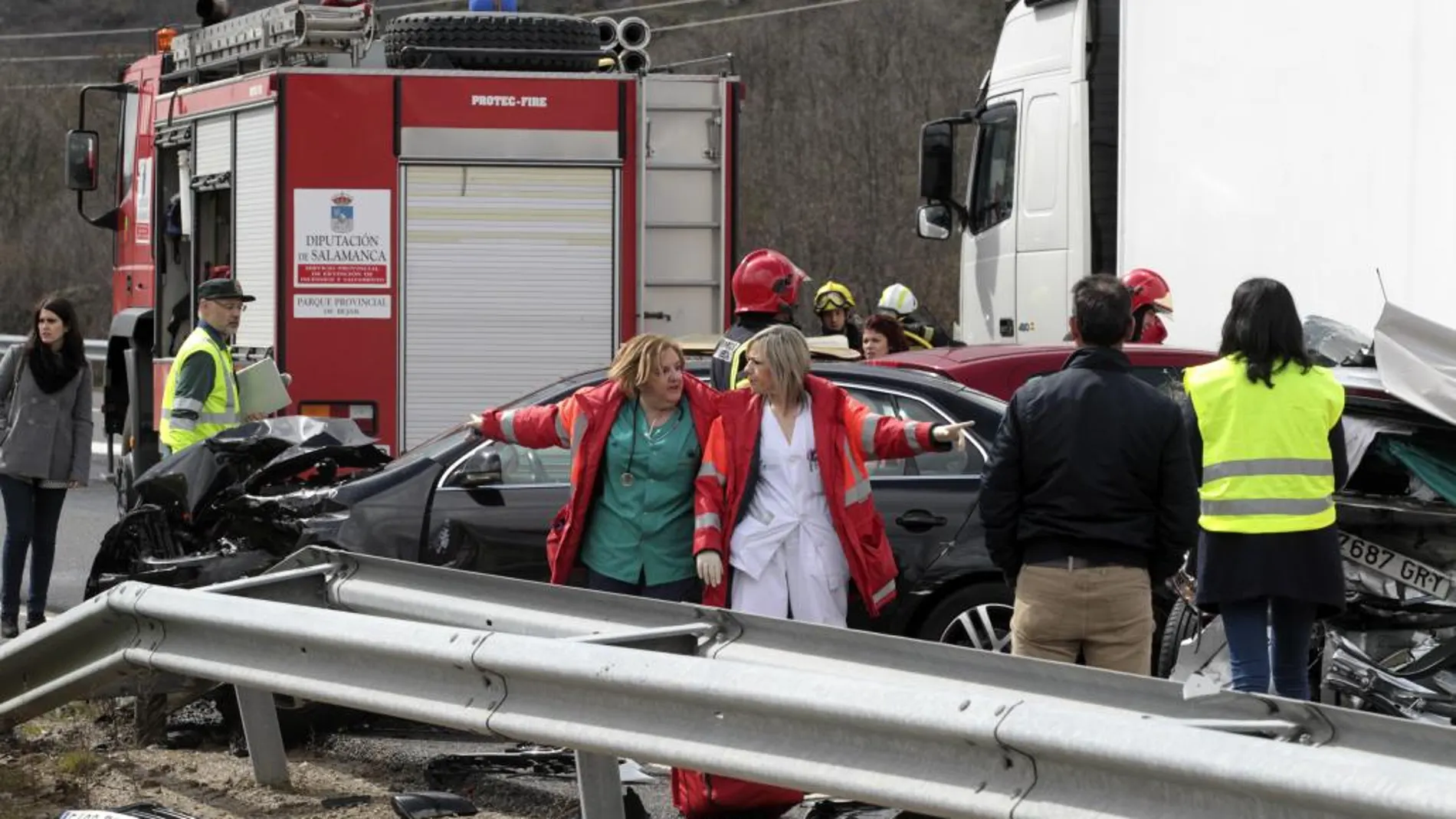 Servicios de emergencia trabajan en el lugar de un accidente de tráfico ocurrido en la A-66, en Salamanca.