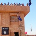 Militantes del Estado Islámico lanzan a un homosexual desde la azotea de un edificio en Siria. A