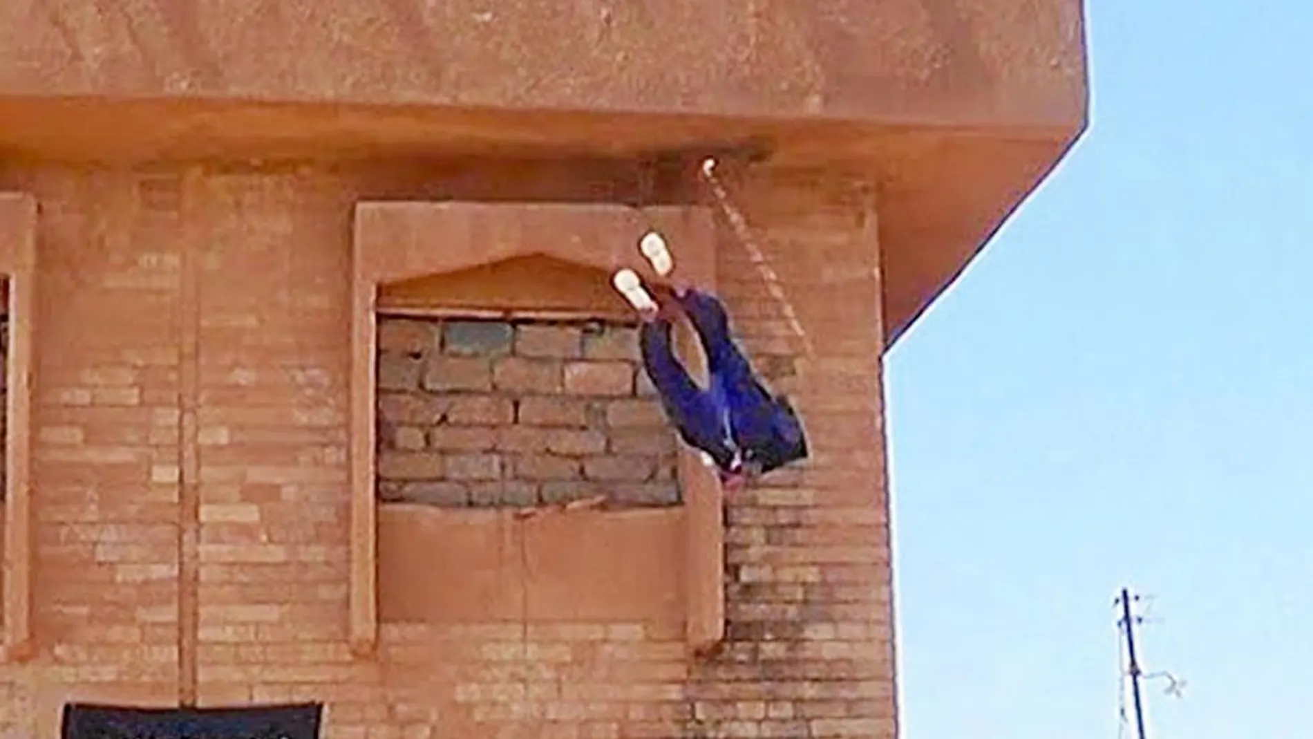 Militantes del Estado Islámico lanzan a un homosexual desde la azotea de un edificio en Siria. A