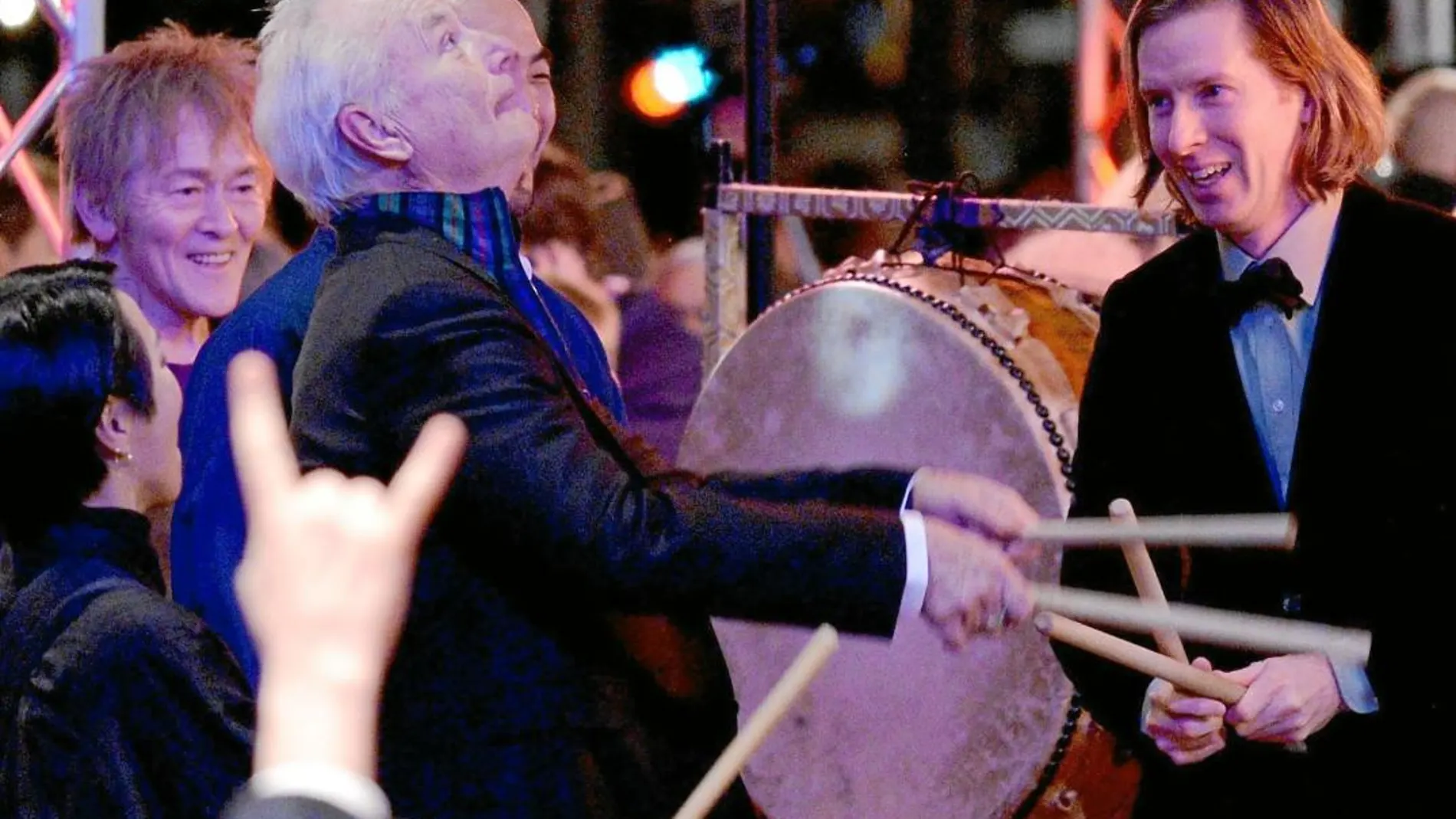 Wes Anderson (dcha.) y Bill Murray (izq.) tocan un tambor en la inauguración del festival