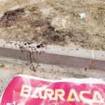 Imagen de restos de sangre de la joven fallecida a las puertas de Barraca