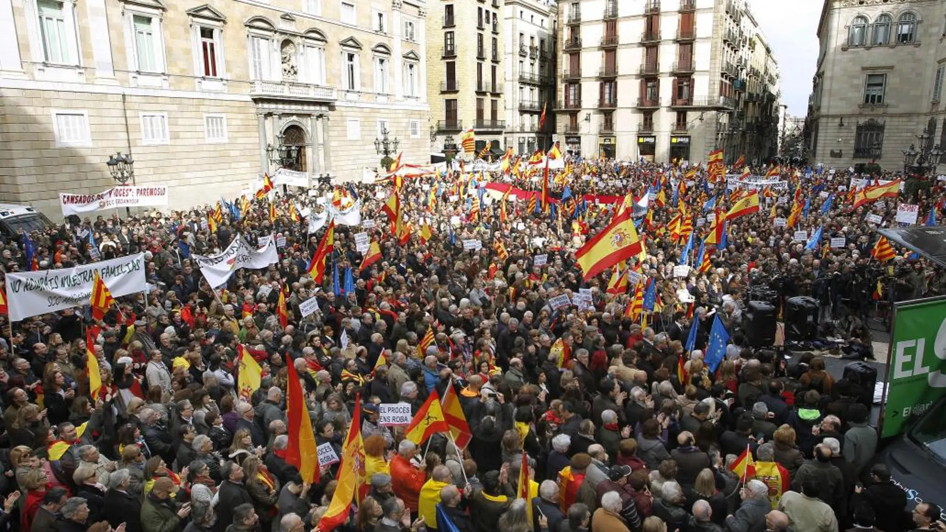 La concentración ha sido convocada por la entidad Sociedad Civil Catalana y ha sido apoyada por Ciudadanos y por el PP