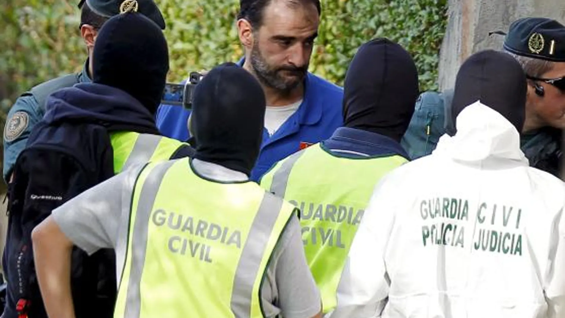 Xabier Atristain es conducido por la Guardia Civil a un registro en San Sebastián tras su detención