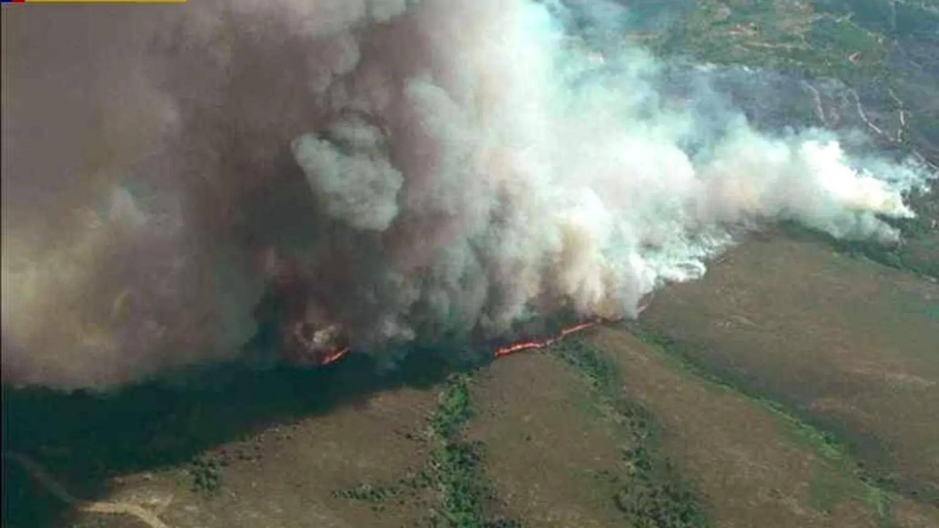 Imagen facilitda por la Unidada Militar de Emergencia (UNE) del Gobierno del incendio forestal declarado en Palaciosmil, en el término de Quintana de Castillo, en León