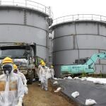 Fotografía de archivo tomada el 23 de agosto de 2013 que muestra a miembros de la NRA inspeccionando la planta nuclear de Fukushima (Japón).