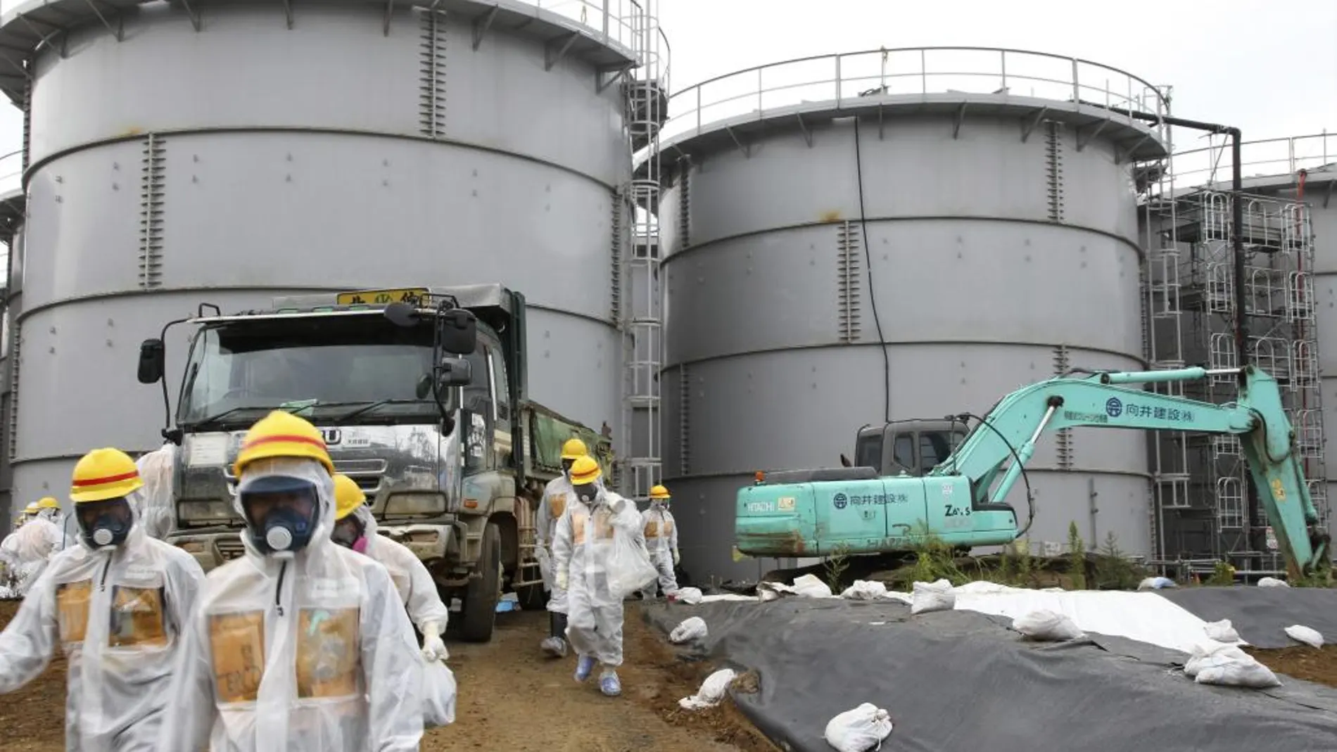 Fotografía de archivo tomada el 23 de agosto de 2013 que muestra a miembros de la NRA inspeccionando la planta nuclear de Fukushima (Japón).