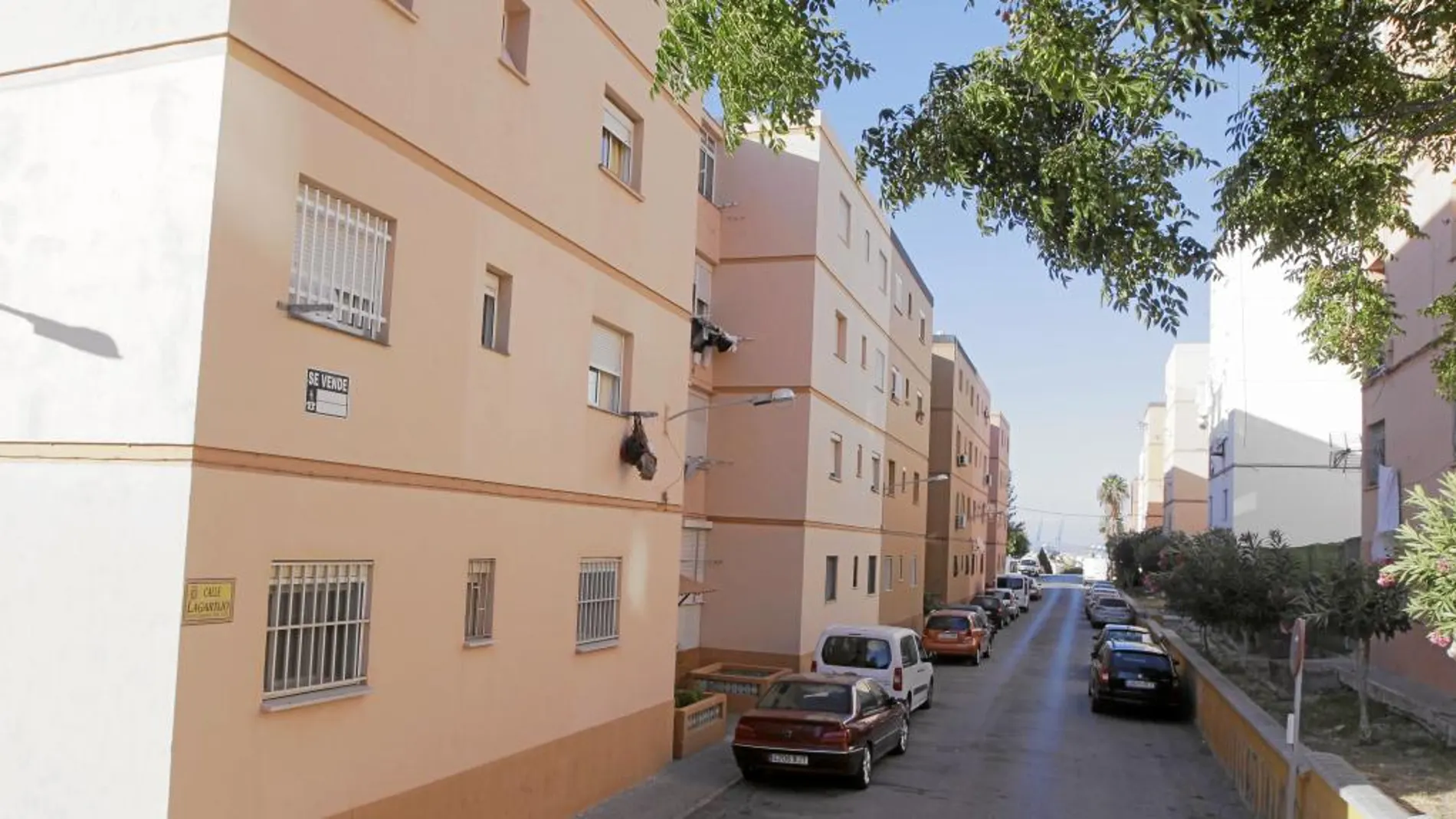 La fachada de la vivienda del terrorista Ayoub el Khazzani en la barriada de El Saladillo, en Algeciras