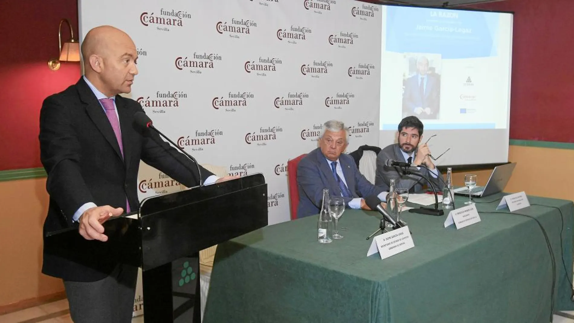 El secretario de Estado Jaime García-Legaz, junto al presidente de la Cámara de Comercio, Francisco Herrero, y el delegado de LA RAZÓN Paco Reyero