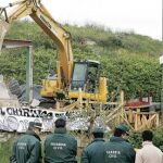 Varios agentes asisten al derribo de un chiringuito en Cantabria