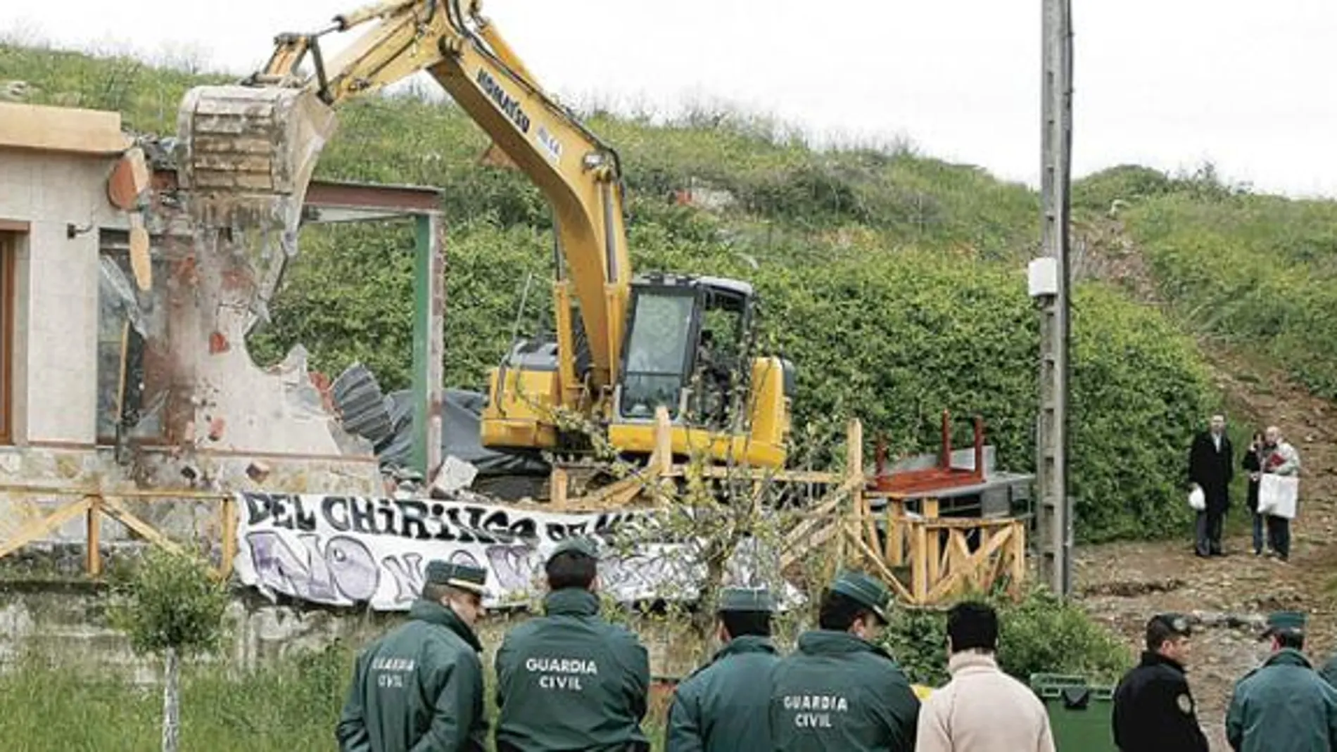 Varios agentes asisten al derribo de un chiringuito en Cantabria