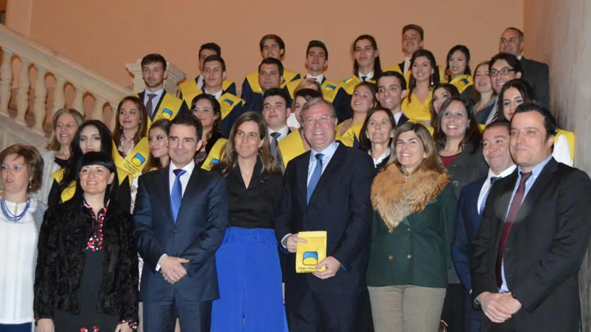 Los alumnos que finalizan sus estudios de Bachillerato junto al alcalde de León, Antonio Silván