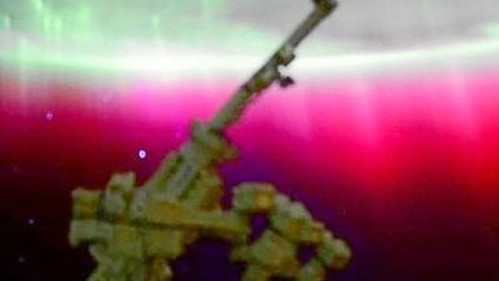 Imagen de la aurora roja captada por Kelly desde la Estación Espacial Internacional