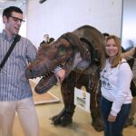 Un dinosaurio promocionador del parque temático turolense de Dinópolis, bromea con unos visitantes dell XI Salón Aragonés del Turismo, Aratur, que se celebra en el Palacio de Congresos de la Expo de Zaragoza hasta el domingo y en el que tienen representación varias comunidades autónomas y algunos países, como Cuba