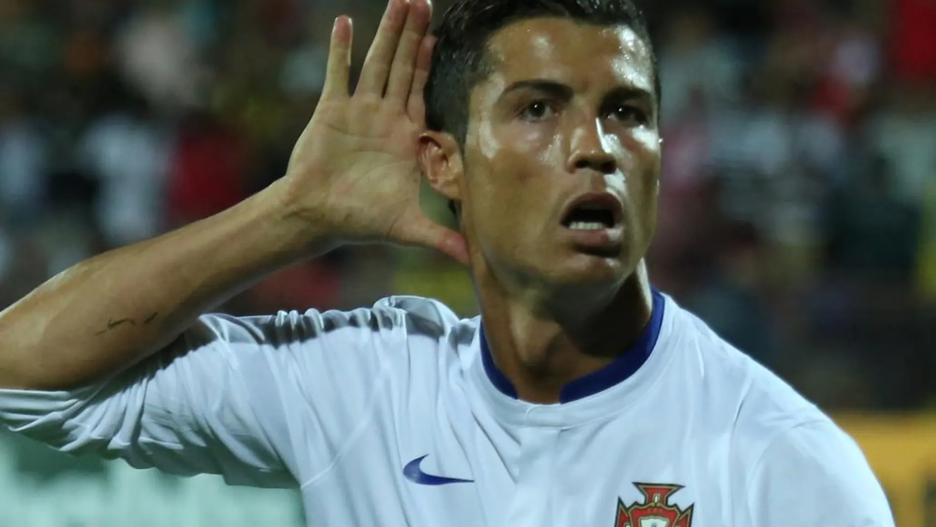 Cristiano Ronaldo gesticula tras marcar frente a Armenia