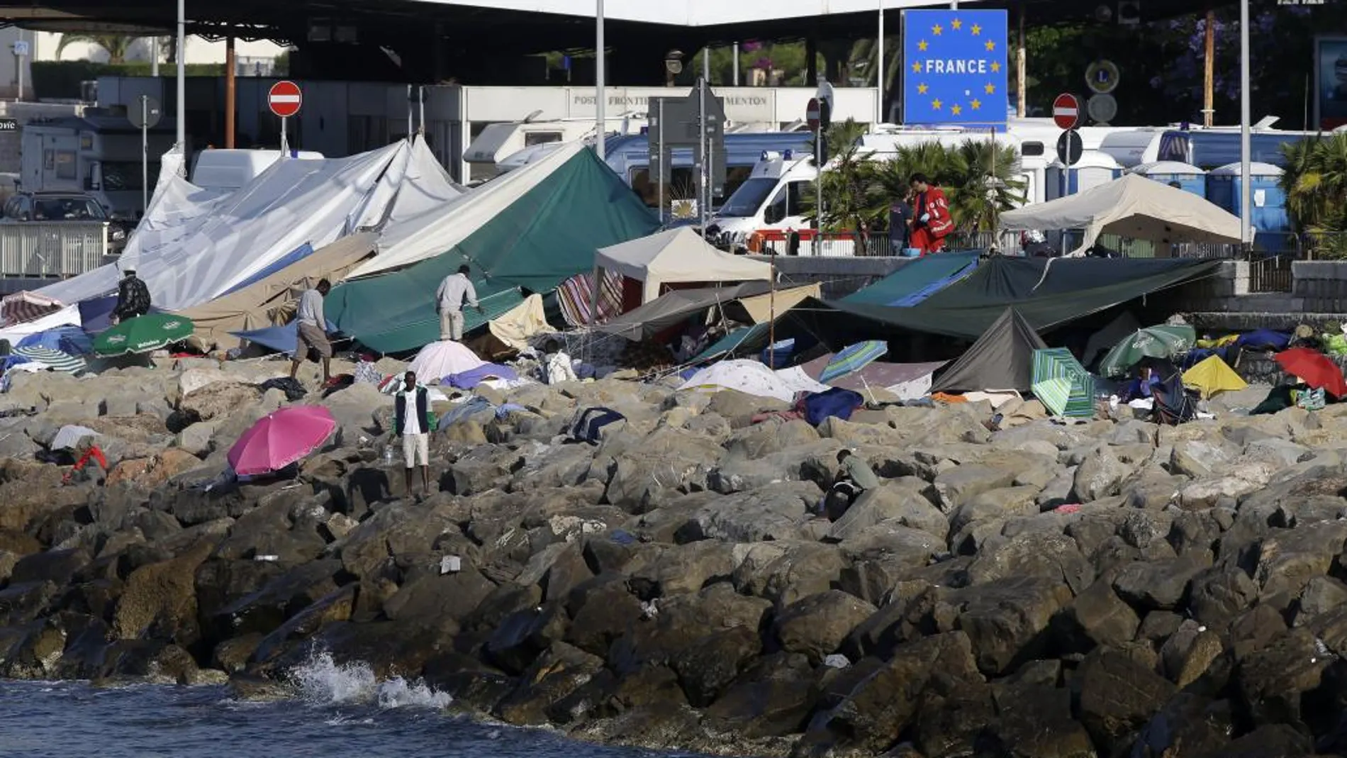 Los inmigrantes rechazados por Francia han instalado un campamento en la costa de Ventimiglia