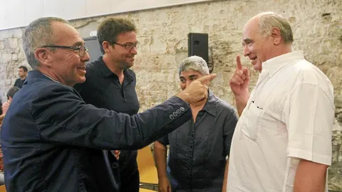 Coscubiela bromea con Rabell ante la mirada de Fachín