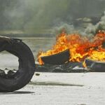 Un opositor quema neumáticos, ayer, durante los disturbios