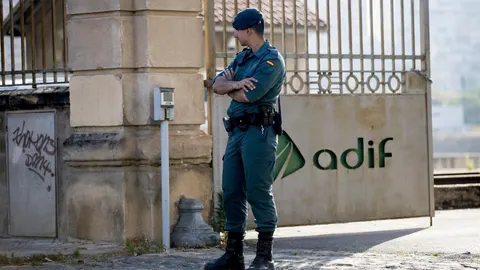 La Guardia Civil durante la operación contra una red acusada de inflar facturas para generar sobrecostes millonarios en tres obras del AVE