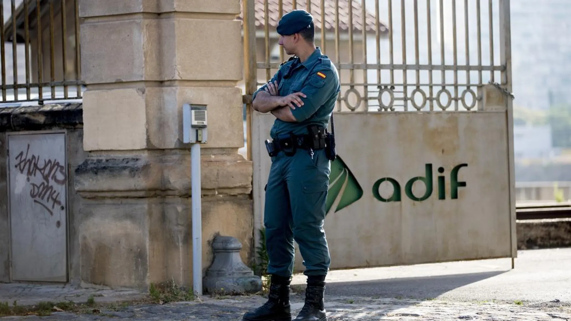 La Guardia Civil durante la operación contra una red acusada de inflar facturas para generar sobrecostes millonarios en tres obras del AVE