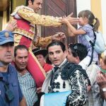 Enrique Ponce sale a hombros por la puerta grande, ayer en Santander