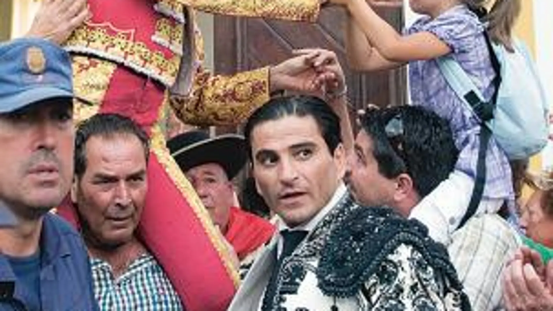 Enrique Ponce sale a hombros por la puerta grande, ayer en Santander