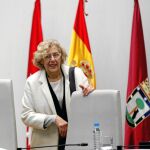 La alcaldesa Manuela Carmena, a su llegada al Pleno celebrado ayer en Cibeles