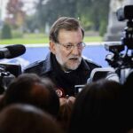 El presidente del Gobierno, Mariano Rajoy, atiende a los medios de comunicación a su llegada a la reunión de líderes del Partido Popular Europeo (PPE) previa a la cumbre de jefes de Estado y de Gobierno de la UE, en Bruselas