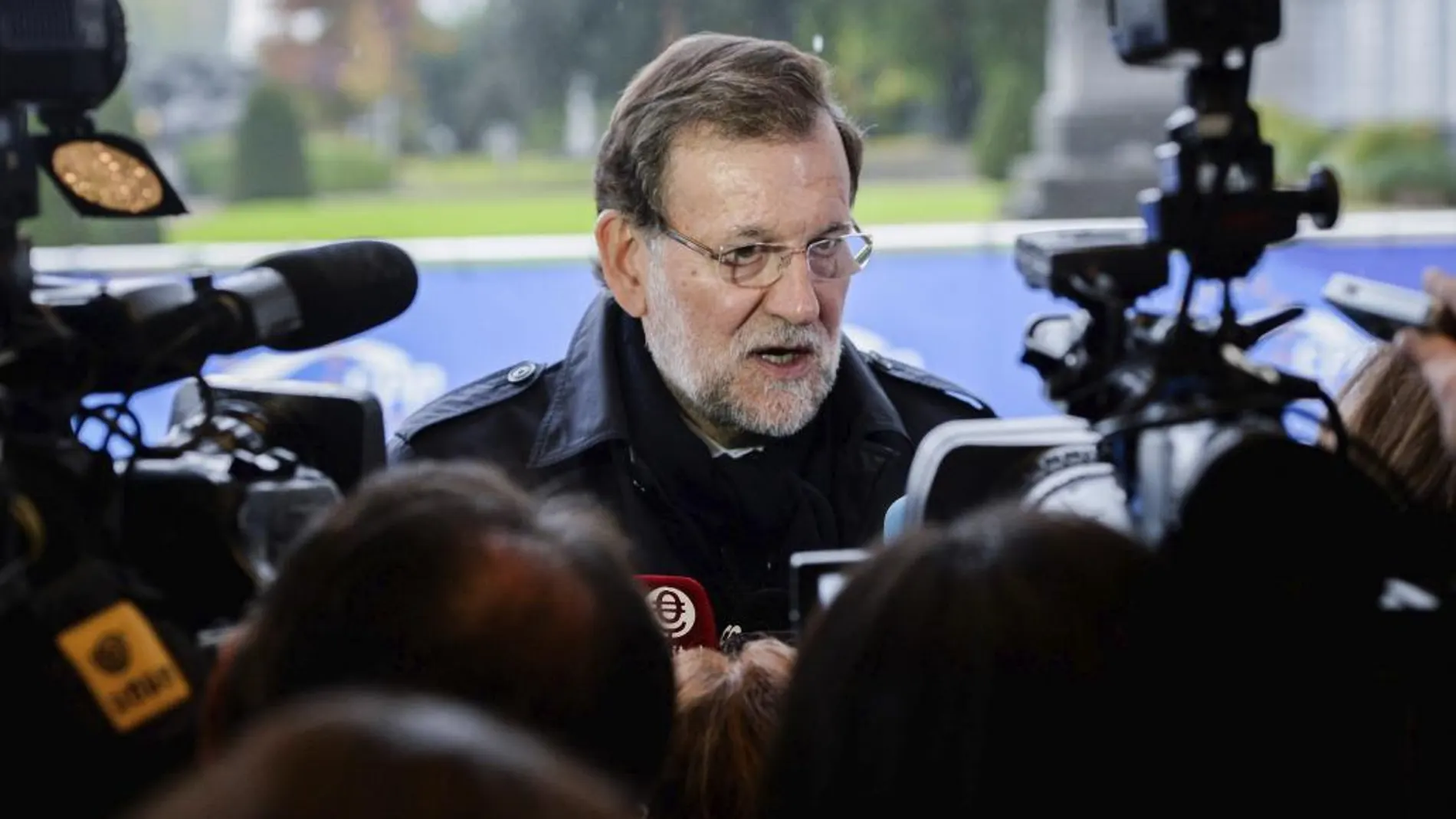 El presidente del Gobierno, Mariano Rajoy, atiende a los medios de comunicación a su llegada a la reunión de líderes del Partido Popular Europeo (PPE) previa a la cumbre de jefes de Estado y de Gobierno de la UE, en Bruselas