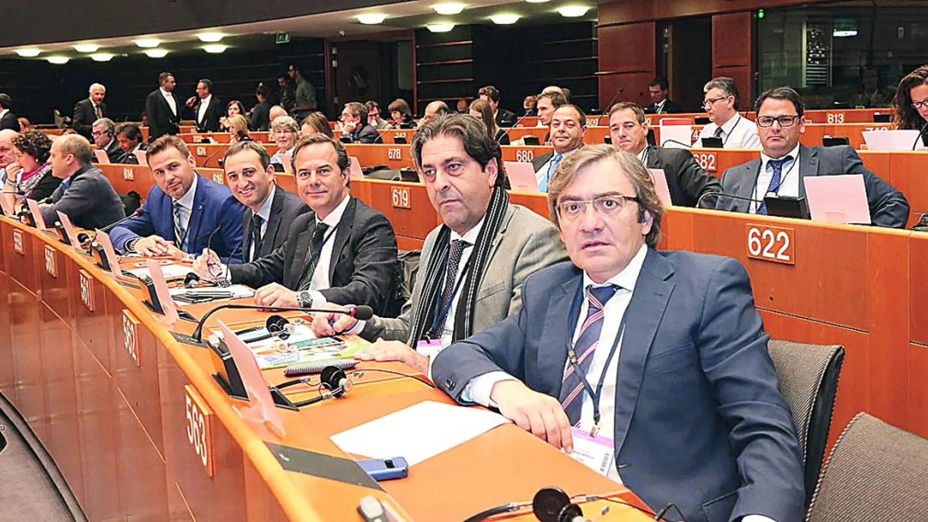 El presidente de la Diputación de Alicante, César Sánchez, con la delegación de la provincia en Bruselas