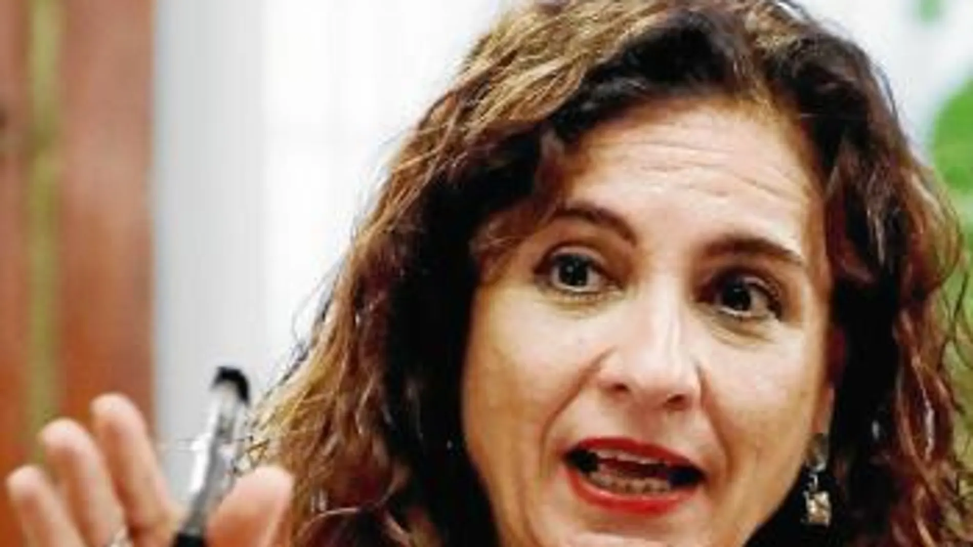 La ministra de Hacienda estudiará el plan de Podemos de cara a la negociación del techo de gasto