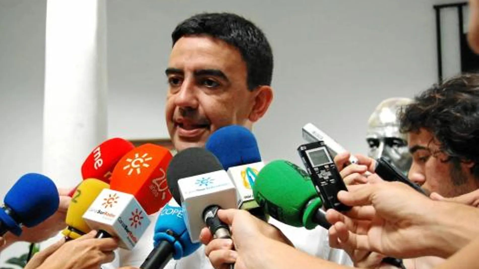 El portavoz del Grupo Parlamentario Socialista, Mario Jiménez, rodeado ayer de medios de comunicación