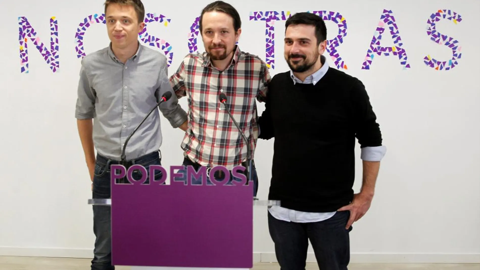 El líder de Podemos, Pablo Iglesias (c), Íñigo Errejón (i) y el secretario general de la formación en Madrid, Ramón Espinar (d).