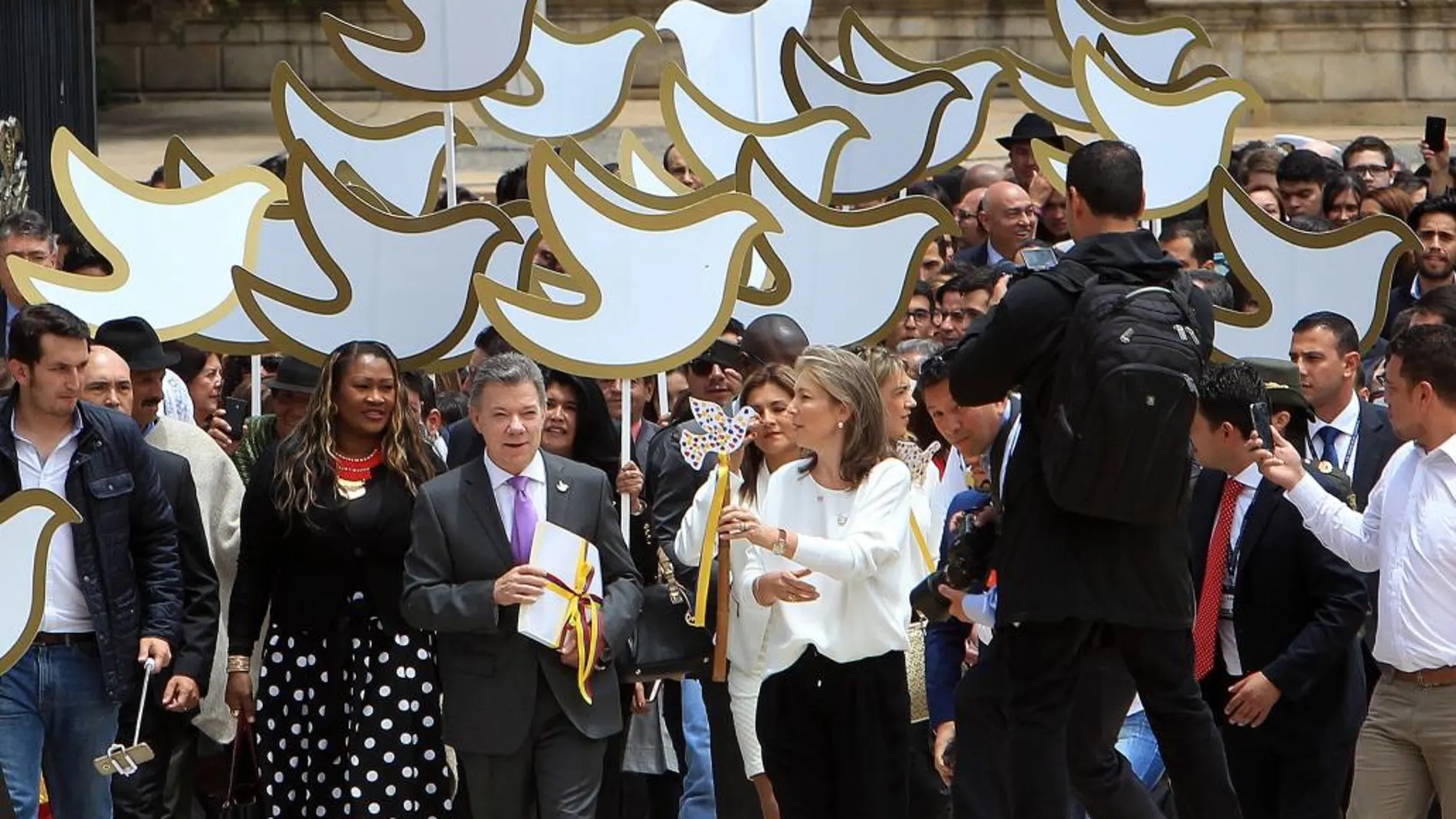 El Presidente de Colombia, Juan Manuel Santos (c), se dirige junto a su esposa María Clemencia Rodríguez (c-d) hacía el Congreso Nacional con el texto definitivo del acuerdo de paz con la guerrilla de las FARC