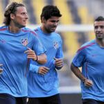Forlán, Diego Costa y Simao, que de momento sigue en el Atlético, durante un entrenamiento del conjunto madrileño