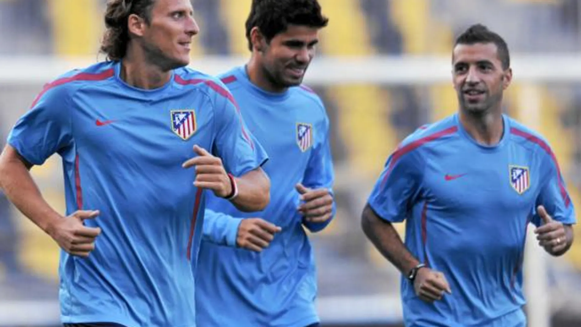 Forlán, Diego Costa y Simao, que de momento sigue en el Atlético, durante un entrenamiento del conjunto madrileño
