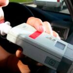 Un conductor ebrio usa el alcoholímetro como trompeta