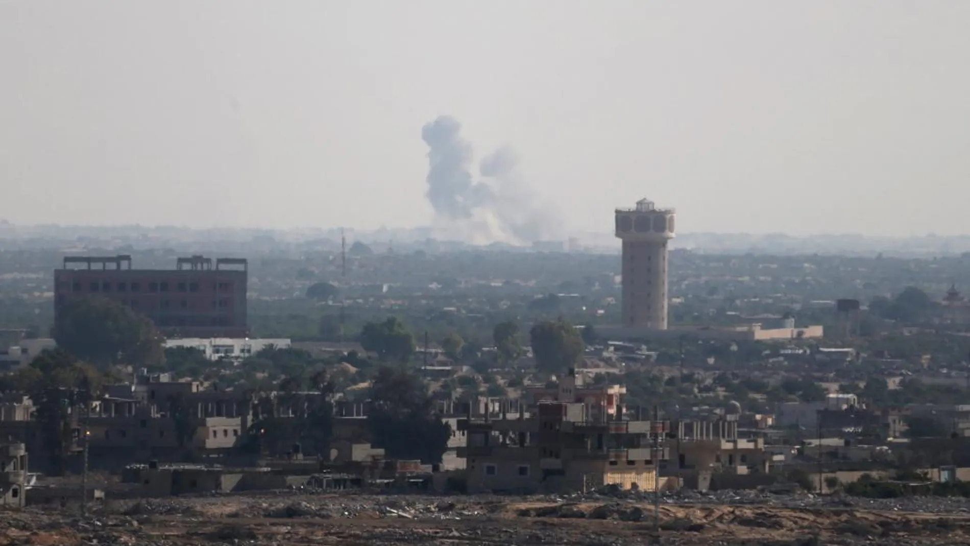 Columna de humo al norte del Sinaí tras el ataque del Estado Islámica, que ha dejado 60 muertos.