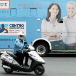 Iván Duque y la candidata a la vicepresidencia Marta Lucía Ramírez (en la imagen en un autobús publicitario de su campaña) aventajan al izquierdista Gustavo Petro / Efe